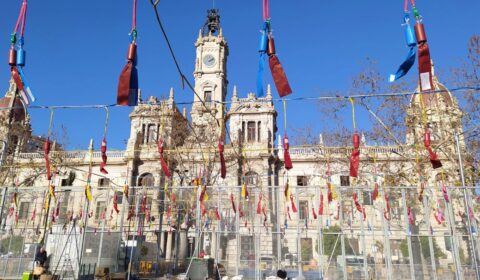 Valencia estalla en luz y pólvora con 3 castillos de fuegos