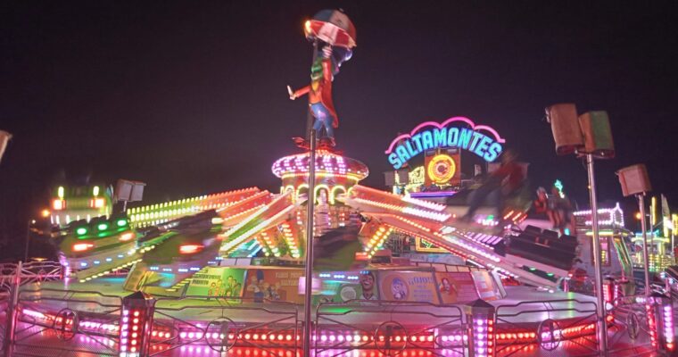 La falta de espacio complica la instalación de las atracciones a dos días de las Festas do Verán en Ribeira.