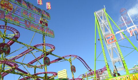 La instalación de las atracciones de feria en las Festas de Verán de Ribeira  sigue en el aire a menos de un mes de su celebración