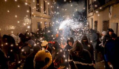 Fuego, música y tradición en el espectacular ‘correfocs’ de las Fiestas de l’Alfàs del Pi