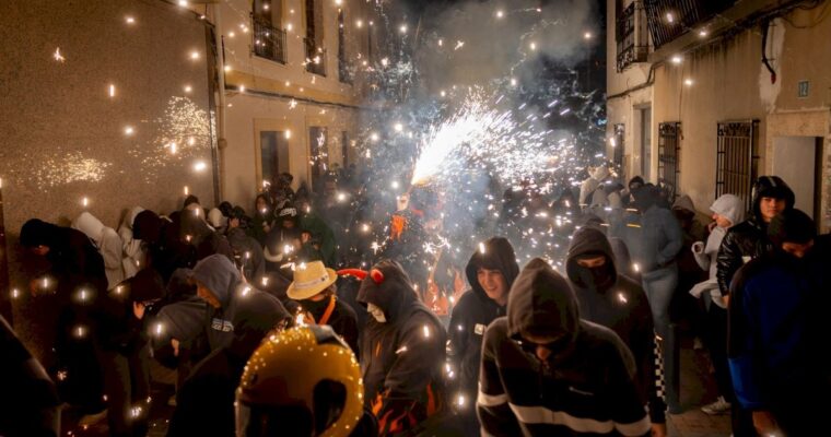 Fuego, música y tradición en el espectacular ‘correfocs’ de las Fiestas de l’Alfàs del Pi