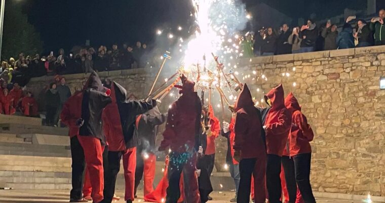 Morella vive una espectacular décima Trobada de Dimonis con 250 participantes y un estallido de fuego y pólvora