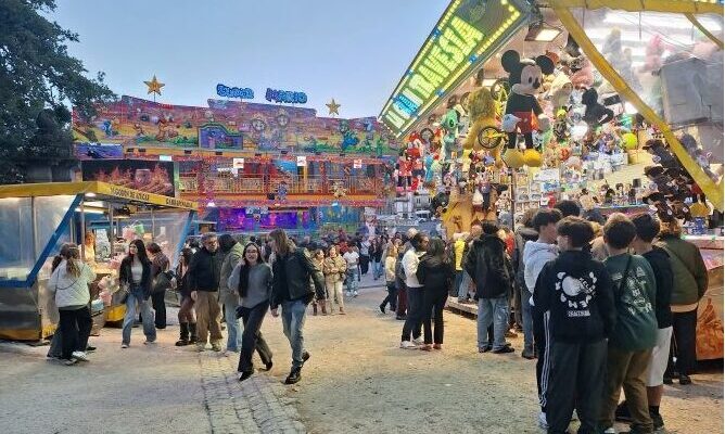 Fiestas  de la Ascensión en  Santiago de Compostela La noria de 54 metros vuelve a ser el gran referente de las atracciones en la Alameda